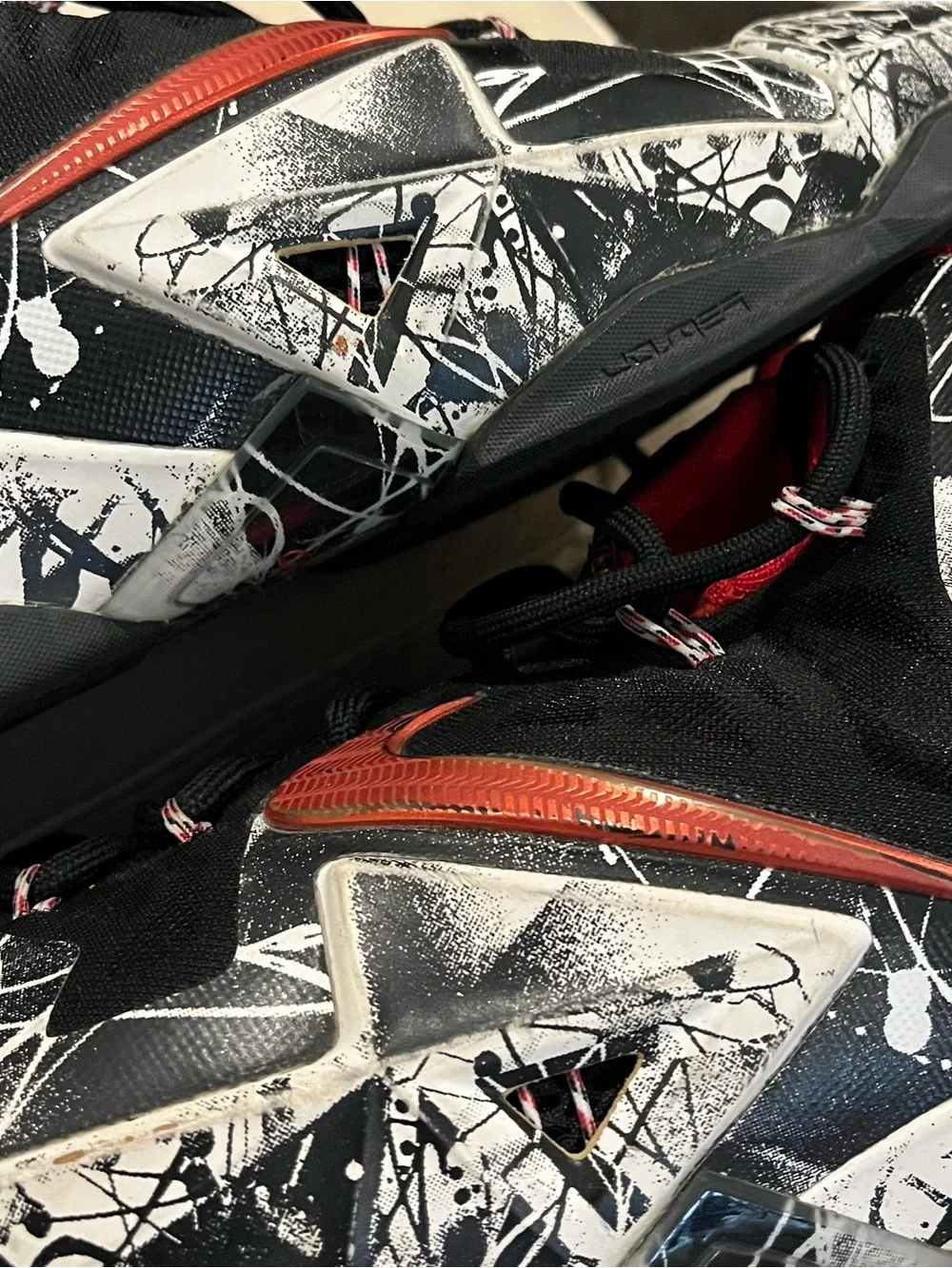 Nike Mens Nike LeBron Graffiti Basketball Shoes Size 11